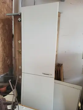 Porte de placard avec charnière