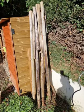 6 piquets en bois