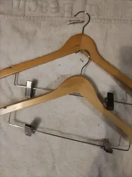 2 cintres à pinces.