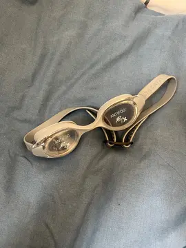 Une paire de lunette de piscine