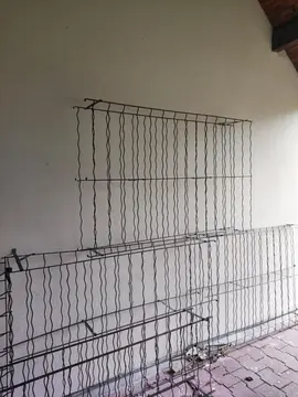 donne 5 étagères pour bouteilles de vin en métal.