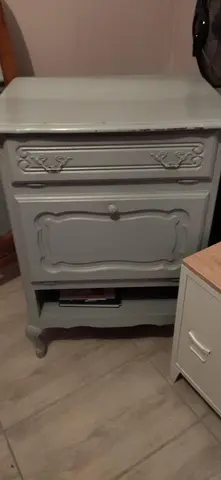 meuble en bois en bon état à été repeint une fois.