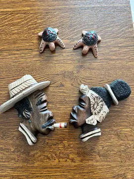 2 Têtes en bois et 2 tortues en terre.