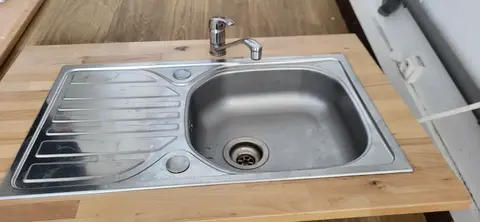 évier inox et robinet