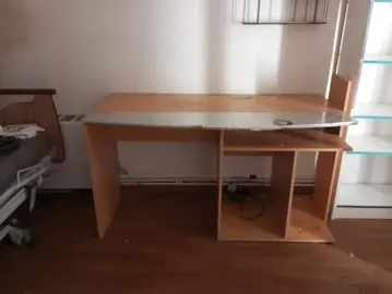 bureau avec étagère au dessus