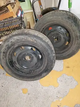 deux roues avec pneus hiver