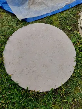 Plateau rond "marbre brut ?" 89 cm de diamètre , 4,5 cm d'épaisseur.