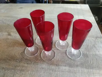 5 coupes de champagne rouge
