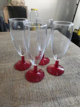 4 coupes de champagne