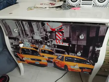 donne commode en bois taxi