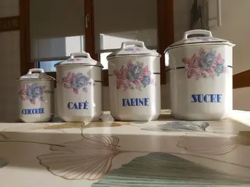 quatre pots décoratifs