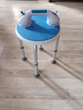 tabouret et barre de douche