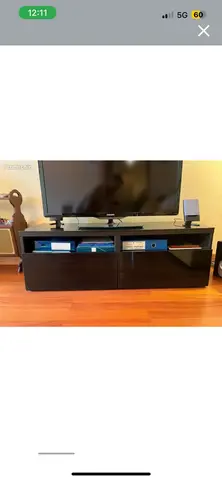 meuble banc TV IKEA avec plateau supérieur en verre trempé. rangements et tiroirs
