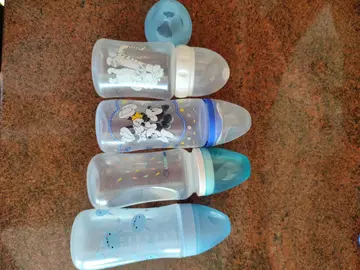 Lot 4 biberons en bon etat