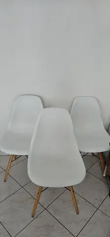 3 chaises blanches