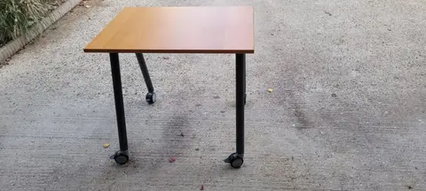 table d'appoint en bois Ikea sur roulette