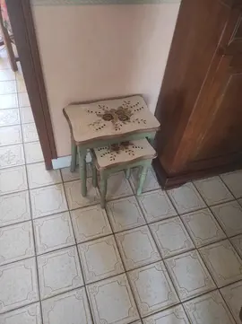 Donne 2 petites tables gigognes