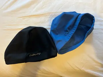 2 bonnets de bain enfants