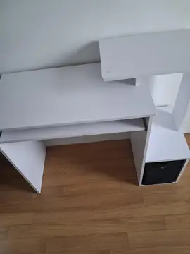 bureau pour ordinateur et lmpriment