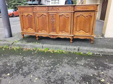 buffet bois dans la rue