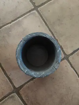 Petit cache pot gris en très bon état