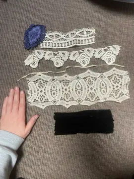 coupon de tissu dentelle et velours