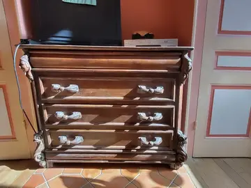 commode en bois brut