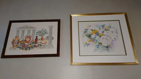 Lot de 2 broderies encadrées (pour passionnée de couture)