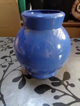 Vase bleu en plastique dur