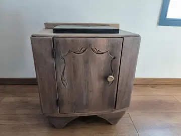 table de nuit et lampe