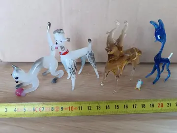 Lots petits bibelots en verre