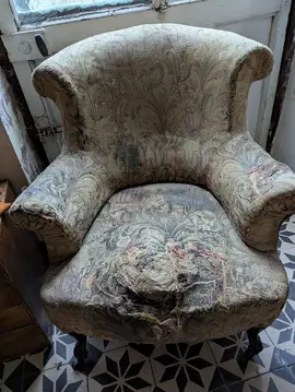 Fauteuil crapaud à restaurer