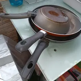 lot de trois poêles différentes tailles.