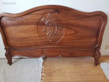 Tête de lit (c'est un pied de lit qui peut devenir une tête de lit)