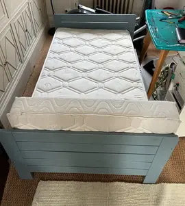 lit en bois à lattes pour enfant + matelas évolutif