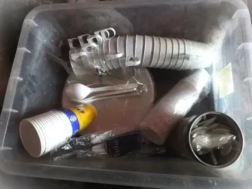 Petit lot de vaisselle plastique et carton