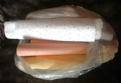En pause (réservé autre site) : Grand sac de rouleaux de papier peint et frises entamés