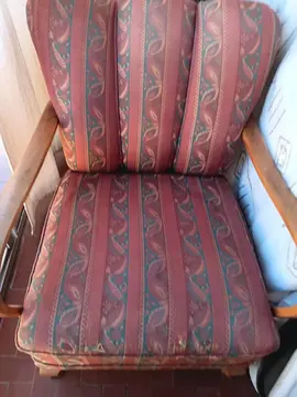 fauteuil des années 1950. structure en bois. assisse et dossier en crin.