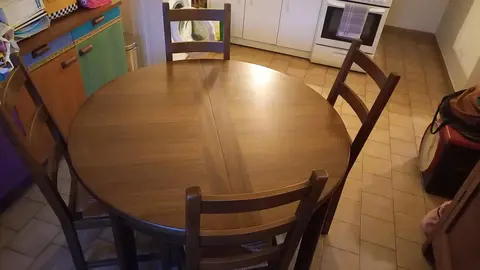 Table bois 4 places, extensible avec rallonge intégrée. Dons des 4 chaises avec