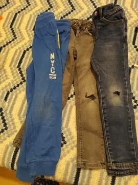 Lot de 2 jeans et un jogging 5 ans