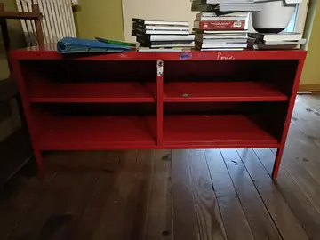 meuble métallique rouge