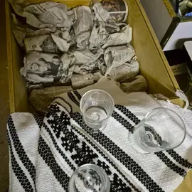 Lot d'une trentaine de verres et bricoles verrerie