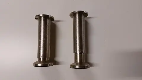 2 petits pieds de meuble, réglables en hauteur