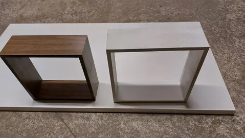 Deux étagères carrées (forme de cadre)