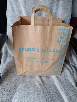 sacs en papier SUPER U pliés