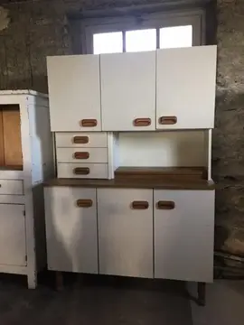 Vieux buffet de cuisine