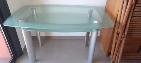 Table en verre, pieds en acier