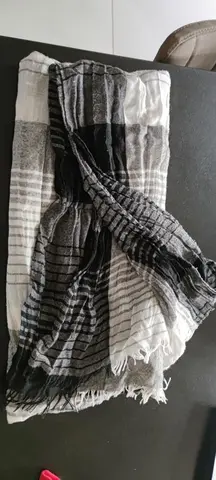 Foulard blanc gris noir à carreaux