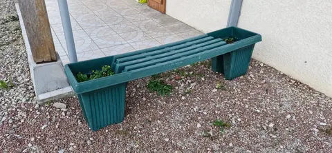 Banc avec pot de fleurs