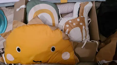 objets déco bébé et coussin allaitement